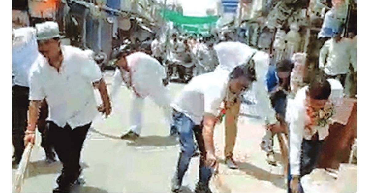 Cong councillors sweep streets in protest
